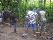 Les collégiens sur le terrain avec Dayu Biik (LNC 25 avril 2016)